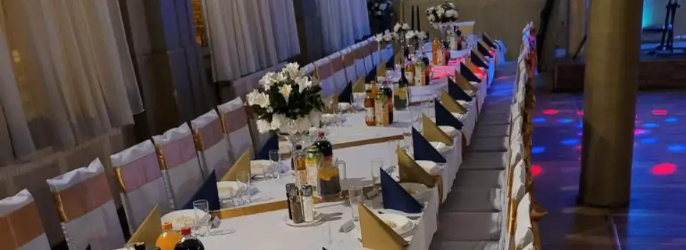 sala bankietowa zastawione stoły białymi obrusami